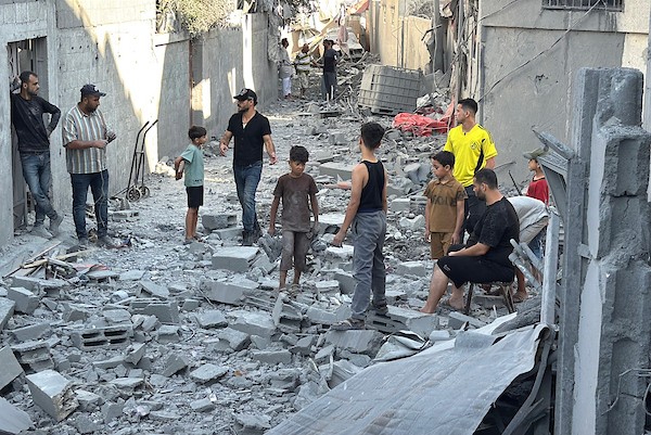 يتفقد فلسطينيون الأضرار التي لحقت بمنازلهم عقب غارة جوية إسرائيلية استهدفت منزل فؤاد أبو عشبة في مخيم المغازي للاجئين وسط قطاع غزة، في 7 يونيو/حزيران 2026. دُمّر المنزل المستهدف بالكامل، بينما لحقت أضرار جسيمة بالمنازل المجاورة. (صورة: أحمد إبراهيم)