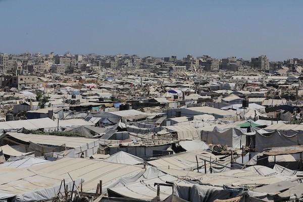 نازحون فلسطينيون يعيشون في خيام وسط الدمار في منطقة الزرقاء شرق غزة، 17 حزيران/يونيو 2026. تصوير: بلال أسامة.