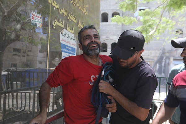 الفلسطيني يوسف سلمان يحمل الحقيبة المدرسية لابنه جاد، 8 أعوام، في مستشفى الشفاء بمدينة غزة، بعد استشهاده في غارة إسرائيلية على مخيم جباليا للاجئين، في 8 يونيو/حزيران 2026. تصوير: بلال أسامة