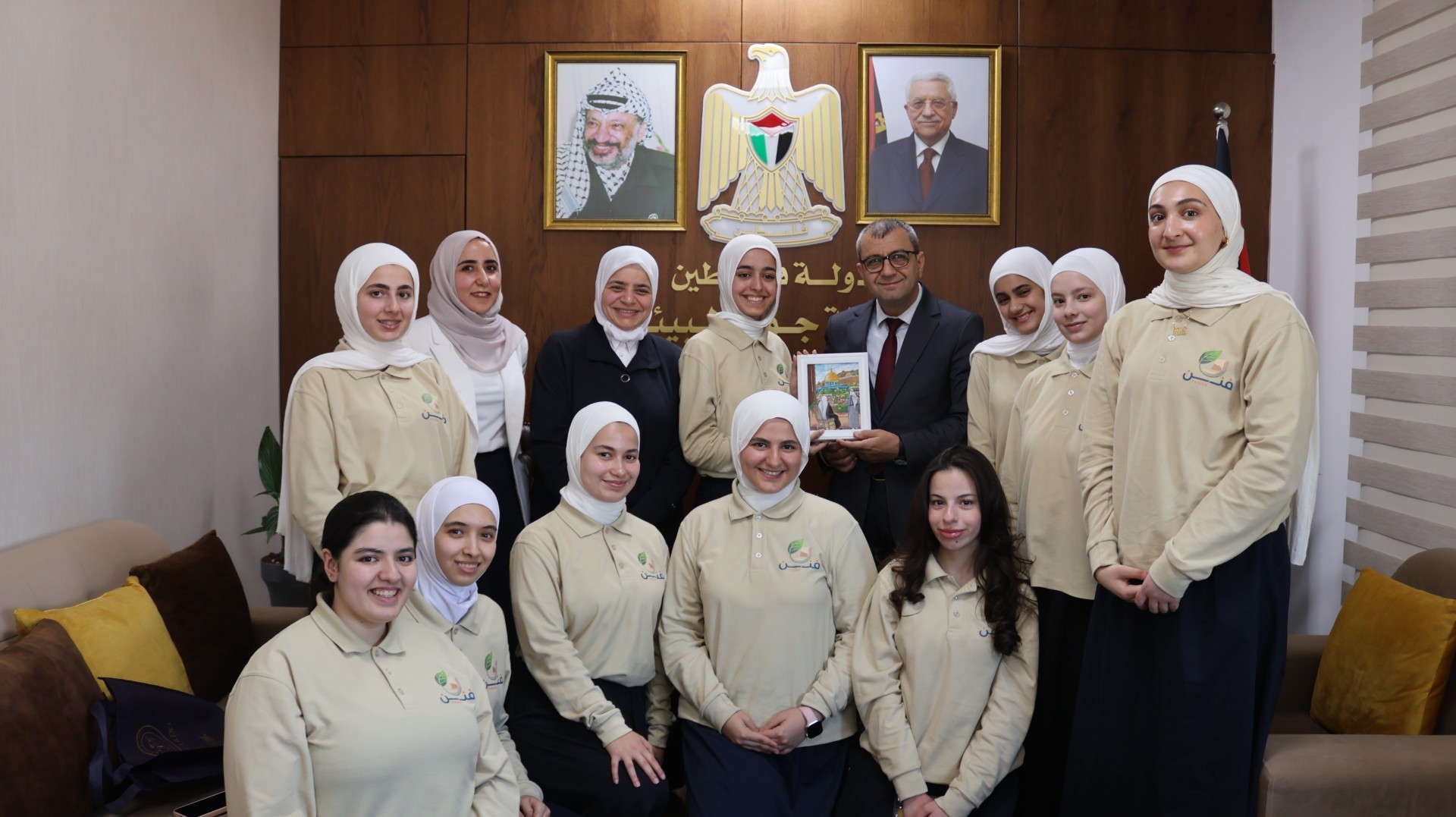سمحان يطلع على مبادرة بيئية لطالبات مدرسة طلائع الأمل لتحويل عشبة الوادي إلى منتجات صديقة للبيئة.jpg