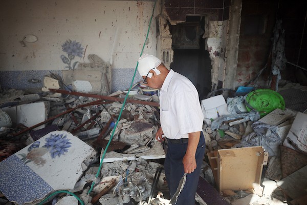 فلسطينيون يتفقدون موقع غارة إسرائيلية استهدفت مبنى سكنياً في حي تل الهوى بمدينة غزة، وسط تناثر ممتلكات السكان وآثار الدمار، 4 حزيران/يونيو 2026. تصوير: مجدي فتحي.
