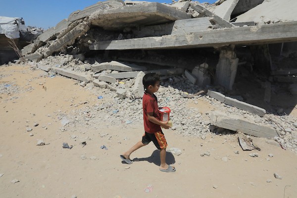 نازحون فلسطينيون يعيشون في خيام وسط الدمار في منطقة الزرقاء شرق غزة، 17 حزيران/يونيو 2026. تصوير: بلال أسامة.