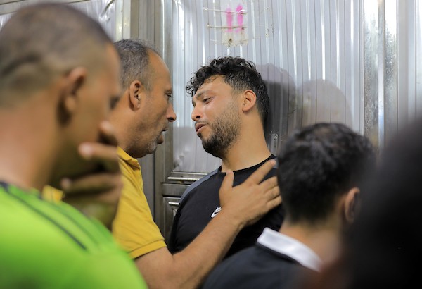 فلسطينيون يشيعون ضحايا غارة إسرائيلية استهدفت خيامًا لعائلات نازحة غرب مدينة غزة في 6 يونيو/حزيران 2026. ، بينما يحاول آخرون إنقاذ الجرحى وانتشال الجثث من موقع الاستهداف. صورة: بلال أسامة.