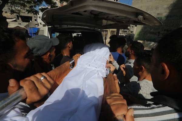 مشيعون في مستشفى الشفاء بمدينة غزة يودعون الفتى عباس محمد أبو جبل، 16 عامًا، الذي استشهد في غارة إسرائيلية استهدفت مركبة مساء 7 يونيو/حزيران 2026. تصوير: بلال أسامة.