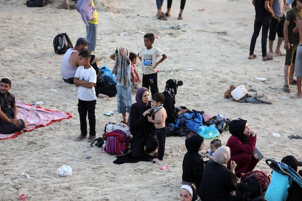يقضي فلسطينيون أوقاتا على شاطئ مدينة غزة، في 26 يونيو/حزيران 2026.عدسة بلال أسامة