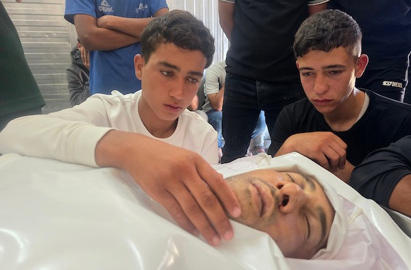فلسطينيون يشيّعون ثلاثة شهداء في خان يونس، جنوب قطاع غزة، بينهم فتاة قُتلت في غارة إسرائيلية على منطقة مواصي غرب المدينة. تصوير: طارق محمد