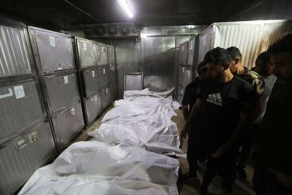 مشيّعون يودّعون جثامين تسعة فلسطينيين في مستشفى الشفاء بمدينة غزة، بعد استشهادهم في غارات جوية إسرائيلية استهدفت أربع شقق سكنية في مناطق متفرقة من المدينة، 4 حزيران/يونيو 2026. تصوير: بلال أسامة.