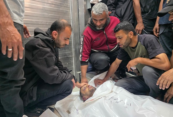 مشيعون يودعون جثماني فلسطينيين في مجمع ناصر الطبي بخان يونس، بعد مقتلهما في غارة إسرائيلية استهدفت مجموعة من المواطنين، في 8 يونيو/حزيران 2026. تصوير: طارق محمد.