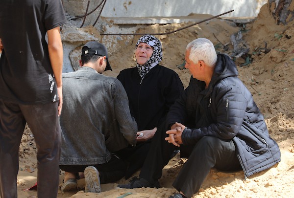 مشيّعون يودّعون جثامين تسعة فلسطينيين في مستشفى الشفاء بمدينة غزة، بعد استشهادهم في غارات جوية إسرائيلية استهدفت أربع شقق سكنية في مناطق متفرقة من المدينة، 4 حزيران/يونيو 2026. تصوير: بلال أسامة.