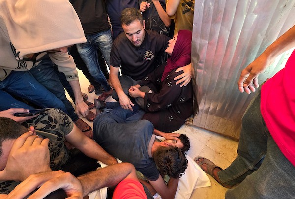 ودّع المشيّعون جثامين خمسة فلسطينيين، بينهم طفل، في مجمع ناصر الطبي بخان يونس، جنوب قطاع غزة، في 7 يونيو/حزيران 2026. ووفقًا لمصادر محلية، قُتل الضحايا وأُصيب آخرون في غارة إسرائيلية استهدفت نقطة مراقبة تابعة للشرطة غرب خان يونس. (صورة: طارق محمد)