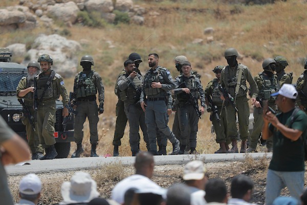 فلسطينيون يؤدون صلاة الجمعة في أراضٍ مهددة بالاستيلاء في قرية إذنا غرب الخليل بالضفة الغربية، الجمعة 12 يونيو/حزيران 2026.تصوير: مأمون وزواز