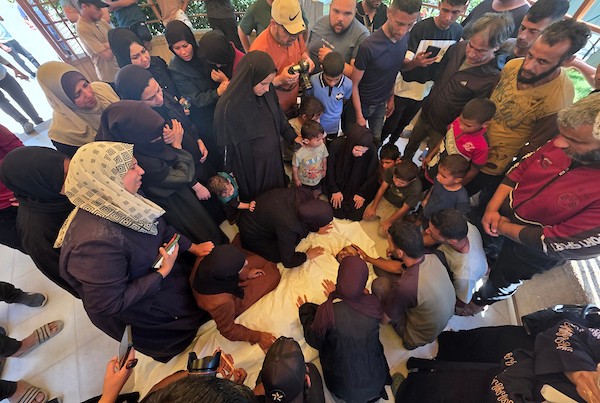 مشيعون يودعون جثماني فلسطينيين في مجمع ناصر الطبي بخان يونس، بعد مقتلهما في غارة إسرائيلية استهدفت مجموعة من المواطنين، في 8 يونيو/حزيران 2026. تصوير: طارق محمد.