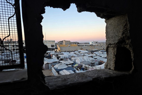 خيام لنازحين فلسطينيين نُصبت على أرض استاد خان يونس البلدي المتضرر من الحرب، جنوبي قطاع غزة، في 22 يونيو/حزيران 2026، بالتزامن مع انشغال العالم ببطولة كأس العالم لكرة القدم.تصوير: طارق محمد