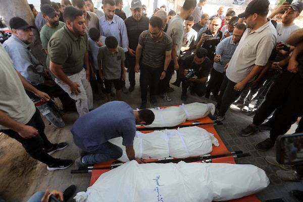 مشيّعون يودّعون جثامين تسعة فلسطينيين في مستشفى الشفاء بمدينة غزة، بعد استشهادهم في غارات جوية إسرائيلية استهدفت أربع شقق سكنية في مناطق متفرقة من المدينة، 4 حزيران/يونيو 2026. تصوير: بلال أسامة.