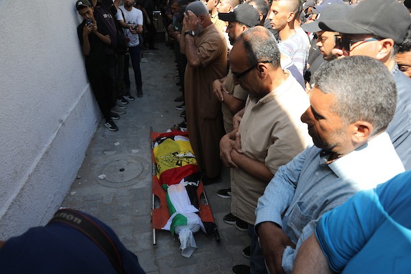 وداع جثمان خليل المصري في مستشفى الشفاء بغزة، بعد وفاته متأثرًا بجراحه إثر إصابته برصاص القوات الإسرائيلية، في 15 يونيو/حزيران 2026.تصوير: بلال أسامة