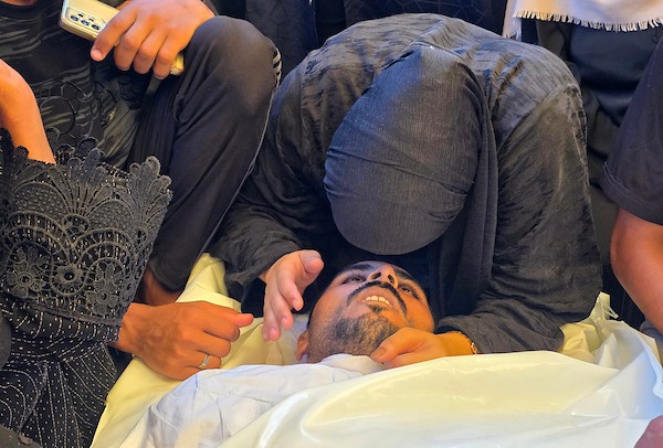 مشيعون يلتفون حول جثماني شاب وشقيقته الصغرى في مجمع ناصر الطبي بخان يونس، 27 يونيو/حزيران 2026. تصوير: طارق محمد