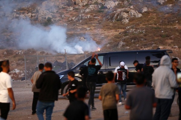 فلسطينيون يركضون للاحتماء بعد إطلاق قوات الاحتلال الإسرائيلي قنابل الغاز المسيل للدموع باتجاه زوار منطقة برك سليمان التاريخية، جنوب بيت لحم 12 يونيو/حزيران 2026. تصوير: مأمون وزوز