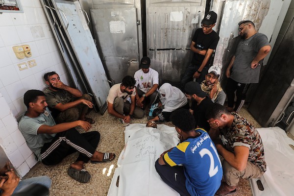 تشييع جثامين ثلاثة فلسطينيين، بينهم طفل، في مستشفى شهداء الأقصى بدير البلح، وسط قطاع غزة، في 29 يونيو/حزيران 2026. صورة: معز صالحي