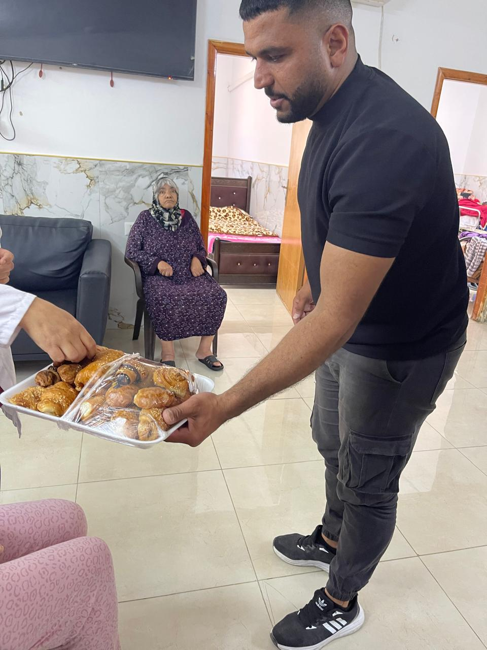 النضال الشعبي وجمعية حياة يزرعان البهجة في دار الوفاء للمسنين بسلفيت ويؤكدان أهمية تعزيز قيم التكافل الاجتماعي.png