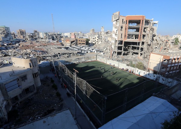 شباب فلسطينيون من مبتوري الأطراف يلعبون كرة القدم على ملعب متضرر في مدينة غزة، ضمن أنشطة لإعادة التأهيل والدعم النفسي، في 8 يونيو/حزيران 2026. تصوير: بلال أسامة.