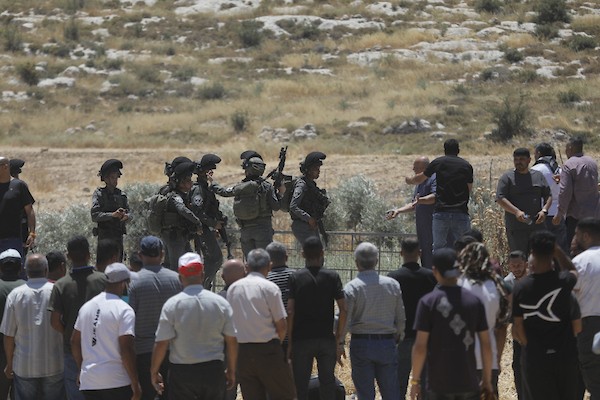 فلسطينيون يتجمعون في قرية إدنا غرب الخليل احتجاجاً على حرق أجزاء من أراضيهم، قبل أن تفرّقهم القوات الإسرائيلية بالغاز والقنابل الصوتية والرصاص الحي. تصوير: مأمون وزواز