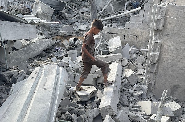 يتفقد فلسطينيون الأضرار التي لحقت بمنازلهم عقب غارة جوية إسرائيلية استهدفت منزل فؤاد أبو عشبة في مخيم المغازي للاجئين وسط قطاع غزة، في 7 يونيو/حزيران 2026. دُمّر المنزل المستهدف بالكامل، بينما لحقت أضرار جسيمة بالمنازل المجاورة. (صورة: أحمد إبراهيم)