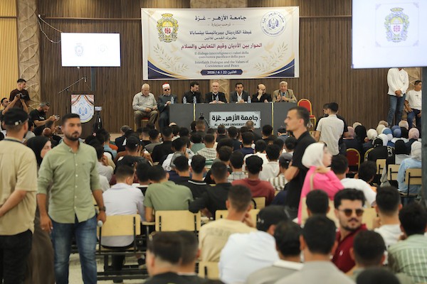 الكاردينال بييرباتيستا بيتسابالا، بطريرك القدس اللاتيني، يغرس شجرة زيتون بعد حضوره حوارًا بين الأديان في جامعة الأزهر بمدينة غزة، في 22 يونيو/حزيران 2026. (صورة: بلال أسامة)
