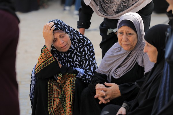 تجمّع المشيّعون لتوديع جثامين عدد من الفلسطينيين، بينهم طفل ووالده، في مستشفى الشفاء بمدينة غزة، في 7 يونيو/حزيران 2026. وقد سقط الضحايا في غارات إسرائيلية استهدفت مناطق متفرقة من مدينة غزة مساء اليوم السابق. (صورة: بلال أسامة)