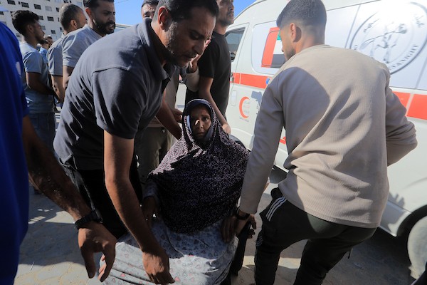 فلسطينيون يشيعون ضحايا غارة إسرائيلية استهدفت خيامًا لعائلات نازحة غرب مدينة غزة في 6 يونيو/حزيران 2026. ، بينما يحاول آخرون إنقاذ الجرحى وانتشال الجثث من موقع الاستهداف. صورة: بلال أسامة.