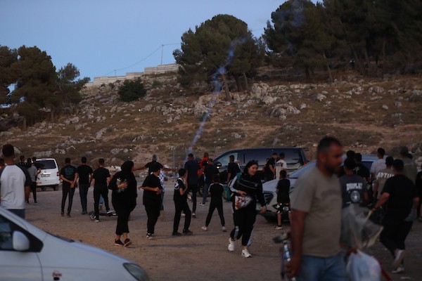 فلسطينيون يركضون للاحتماء بعد إطلاق قوات الاحتلال الإسرائيلي قنابل الغاز المسيل للدموع باتجاه زوار منطقة برك سليمان التاريخية، جنوب بيت لحم 12 يونيو/حزيران 2026. تصوير: مأمون وزوز