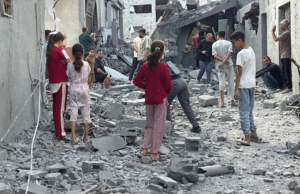 يتفقد فلسطينيون الأضرار التي لحقت بمنازلهم عقب غارة جوية إسرائيلية استهدفت منزل فؤاد أبو عشبة في مخيم المغازي للاجئين وسط قطاع غزة، في 7 يونيو/حزيران 2026. دُمّر المنزل المستهدف بالكامل، بينما لحقت أضرار جسيمة بالمنازل المجاورة. (صورة: أحمد إبراهيم)