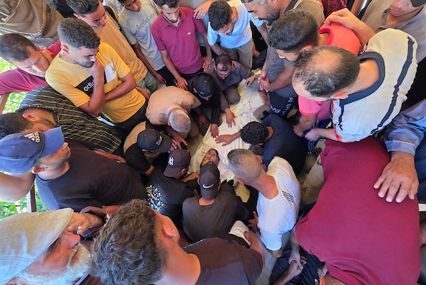 ودّع المشيّعون جثمان الشاب سليم الأشقر، لاعب نادي خدمات خان يونس الرياضي، خلال جنازته، جنوب قطاع غزة، في 29 يونيو/حزيران 2026. صورة: طارق محمد