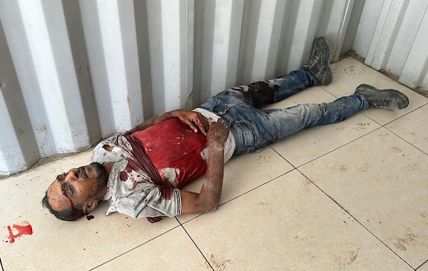 مسعفون ينقلون جثمان شهيد وعددًا من الجرحى إلى مستشفى العودة في النصيرات، وسط قطاع غزة، عقب هجوم إسرائيلي استهدف عمال بلدية البريج، في 13 يونيو/حزيران 2026.تصوير: حسن الجديدي