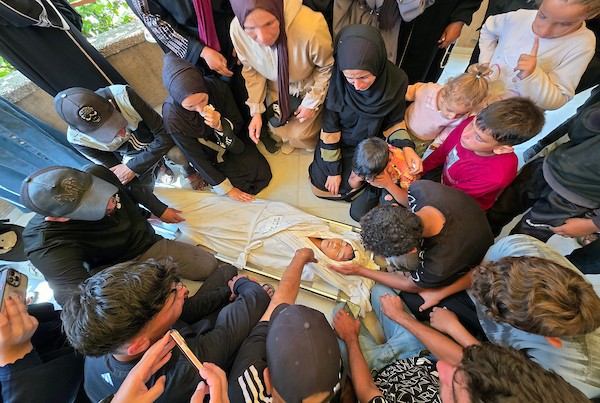 تجمع مشيعون حول جثمان الطفل وليد يوسف أبو جزر في مجمع ناصر الطبي بخان يونس،  27 يونيو/حزيران 2026. تصوير: طارق محمد.