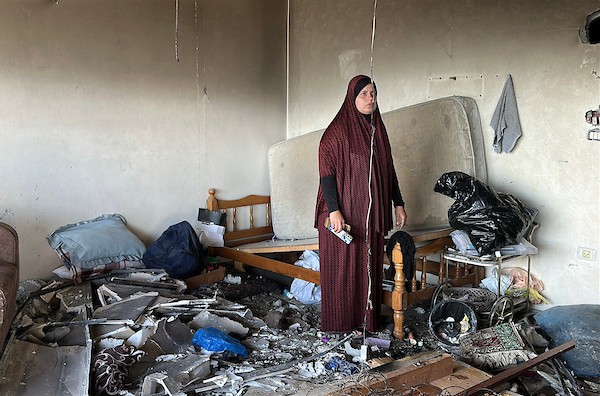 فلسطينيون يتفقدون منزلاً متضرراً عقب غارة جوية إسرائيلية استهدفت شقة لعائلة لبد شمال غرب مدينة غزة، وأسفرت عن استشهاد خمسة من أفراد العائلة وإصابة آخرين، 4 حزيران/يونيو 2026. تصوير: هادي داود.