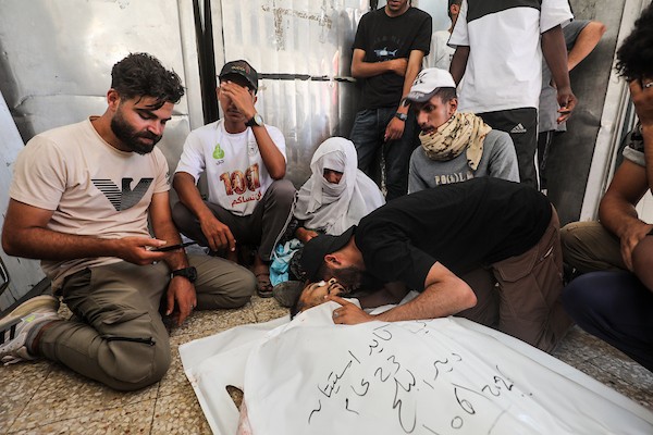 تشييع جثامين ثلاثة فلسطينيين، بينهم طفل، في مستشفى شهداء الأقصى بدير البلح، وسط قطاع غزة، في 29 يونيو/حزيران 2026. صورة: معز صالحي