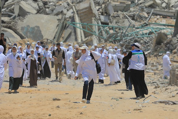 طلبة من كلية التمريض وعلوم الصحة في الكلية الجامعية للعلوم التطبيقية يرتدون المعطف الأبيض ويؤدون القسم بين أنقاض كليتهم المدمرة في غزة.صورة: بلال أسامة