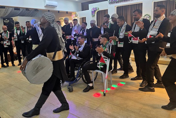 40 عروسًا وعريسًا من ذوي الإعاقة بحفل زفاف جماعي في مواصي خان يونس تصوير: طارق محمد
