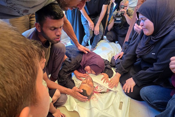 مشيعون يودعون جثماني فلسطينيين في مجمع ناصر الطبي بخان يونس، بعد مقتلهما في غارة إسرائيلية استهدفت مجموعة من المواطنين، في 8 يونيو/حزيران 2026. تصوير: طارق محمد.