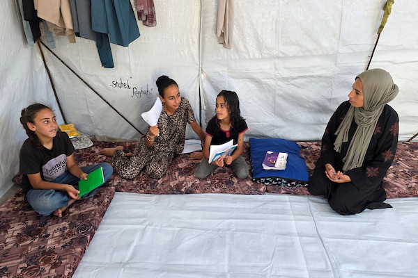 الفلسطينية سماهر الهسي تعيش مع بناتها الخمس في ظروف قاسية داخل خيمة بمنطقة المواصي غرب خان يونس، جنوب قطاع غزة، 29 يونيو/حزيران 2026.صورة: طارق محمد