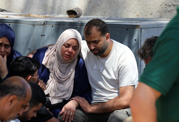 مشيّعون يودّعون جثامين تسعة فلسطينيين في مستشفى الشفاء بمدينة غزة، بعد استشهادهم في غارات جوية إسرائيلية استهدفت أربع شقق سكنية في مناطق متفرقة من المدينة، 4 حزيران/يونيو 2026. تصوير: بلال أسامة.
