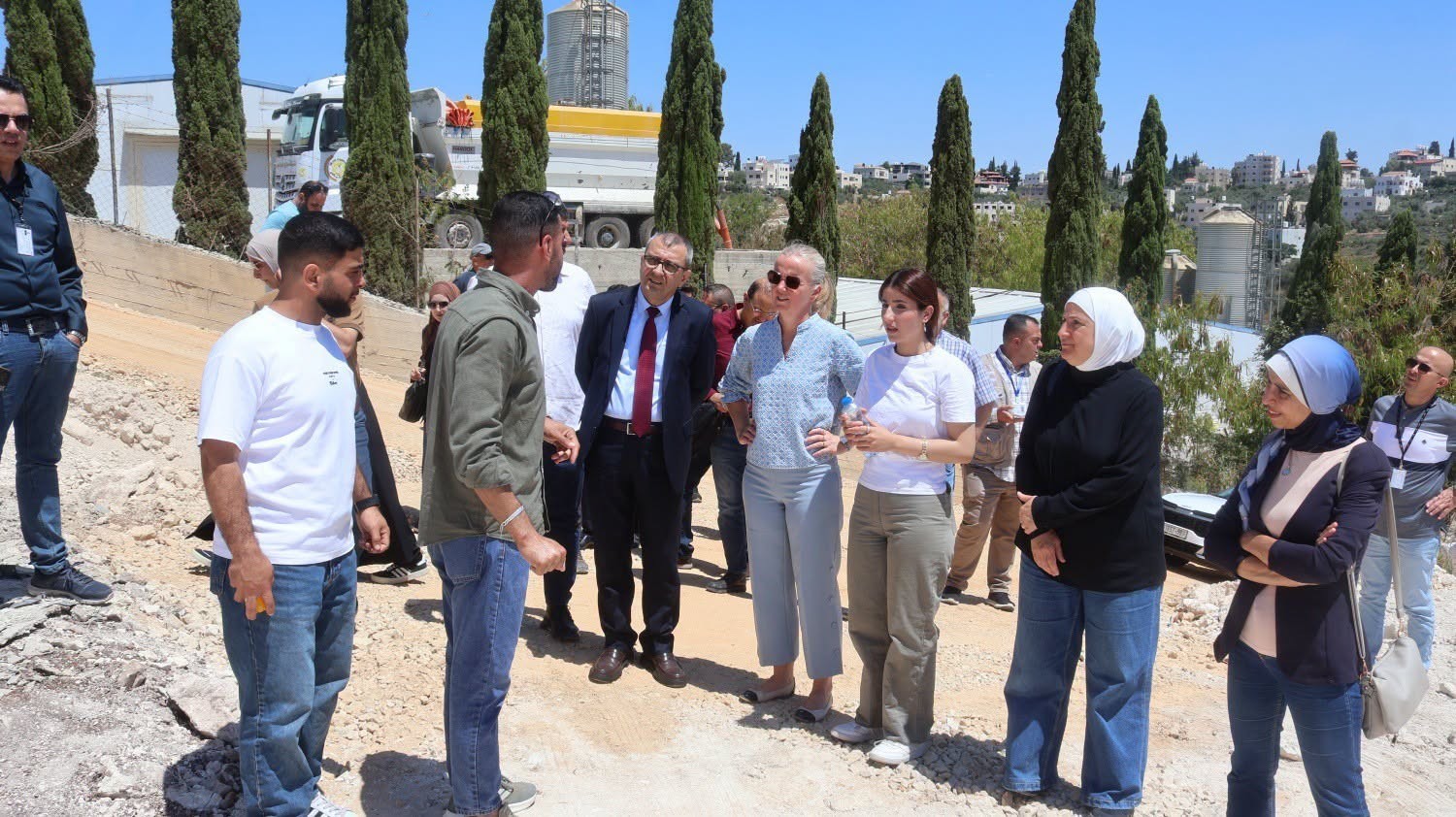 سمحان يفتتح مشروعاً بيئياً ريادياً في صفا لتعزيز صمود المزارعين ومواجهة التحديات المناخية.jpg