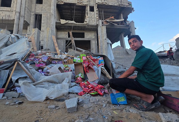 فلسطينيون يتفقدون الدمار الذي سببته غارة جوية إسرائيلية استهدفت خيام وملاجئ للنازحين في منطقة مواصي خان يونس، جنوب قطاع غزة، في 7 يونيو، 2026. تناثر الحطام والممتلكات الشخصية في جميع أنحاء المنطقة الرملية بينما كان السكان يبحثون بين حطام ملاجئهم المتضررة. (صورة:طارق محمد)