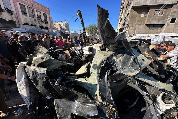 تجمّع فلسطينيون في موقع غارة إسرائيلية استهدفت مركبة قرب شارع اللبابيدي غرب مدينة غزة، في 7 يونيو/حزيران 2026. وبحسب مصادر محلية، أسفرت الغارة عن استشهاد أربعة فلسطينيين وإصابة آخرين. (صورة: ميكائيل بهار)