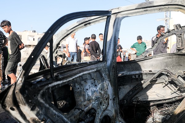 غارة إسرائيلية تدمر مركبة مدنية في المغازي وسط غزة، 26 يونيو/حزيران 2026.عدسة معز صالحي