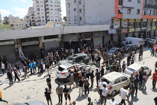 يتفقد فلسطينيون موقع غارة إسرائيلية استهدفت مركبة في حي الرمال بمدينة غزة في 22 يونيو/حزيران 2026.(صورة: بلال أسامة)