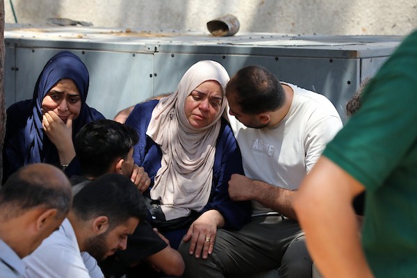 مشيّعون يودّعون جثامين تسعة فلسطينيين في مستشفى الشفاء بمدينة غزة، بعد استشهادهم في غارات جوية إسرائيلية استهدفت أربع شقق سكنية في مناطق متفرقة من المدينة، 4 حزيران/يونيو 2026. تصوير: بلال أسامة.