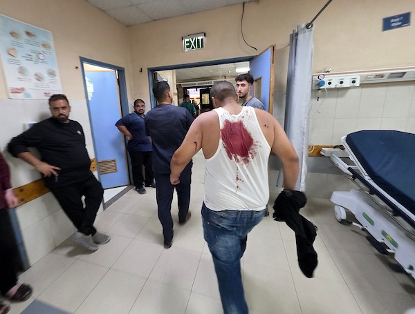 نقل جثماني شهيدين وعدد من الجرحى إلى مجمع ناصر الطبي في خان يونس، عقب غارة إسرائيلية استهدفت خيمة قرب شاطئ المدينة جنوبي قطاع غزة. تصوير: طارق محمد