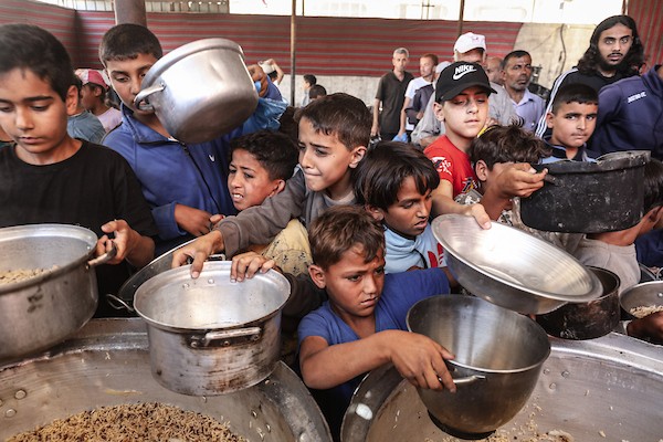 نازحون فلسطينيون يتجمعون لتلقي وجبات مجانية في مخيم النصيرات وسط قطاع غزة، حيث تتفاقم أزمة الغذاء مع تراجع عمليات الإغاثة، في 6 يونيو/حزيران 2026. صورة: معز صالحي.