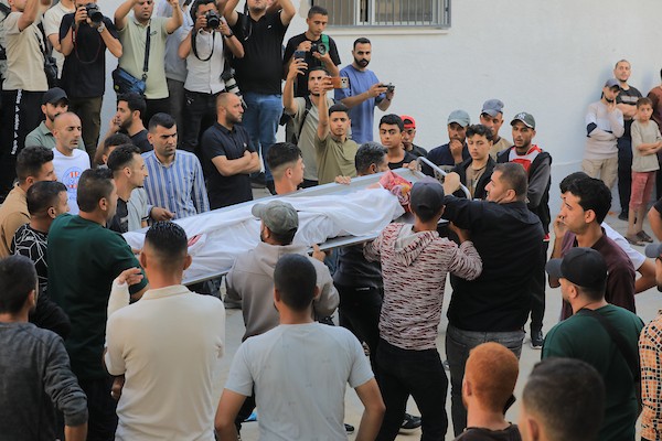 فلسطينيون يشيعون ضحايا غارة إسرائيلية استهدفت خيامًا لعائلات نازحة غرب مدينة غزة في 6 يونيو/حزيران 2026. ، بينما يحاول آخرون إنقاذ الجرحى وانتشال الجثث من موقع الاستهداف. صورة: بلال أسامة.